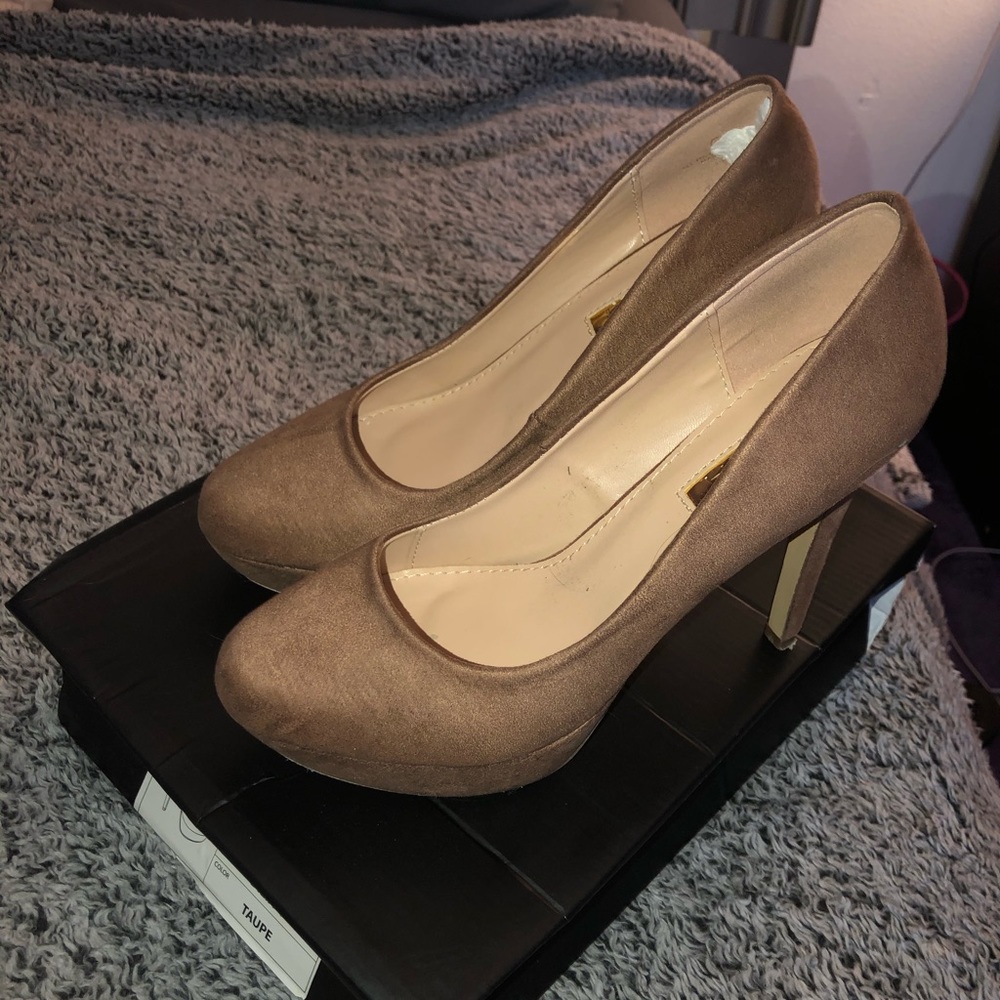 Nude Pumps